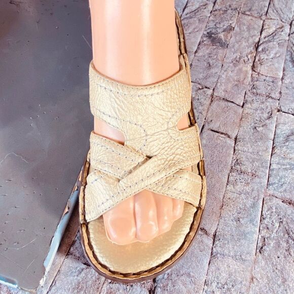 Dockers Beige Leather Sandals Slip On Style Womens Size 7 Low Heel Cushioned - Picture 6 of 10